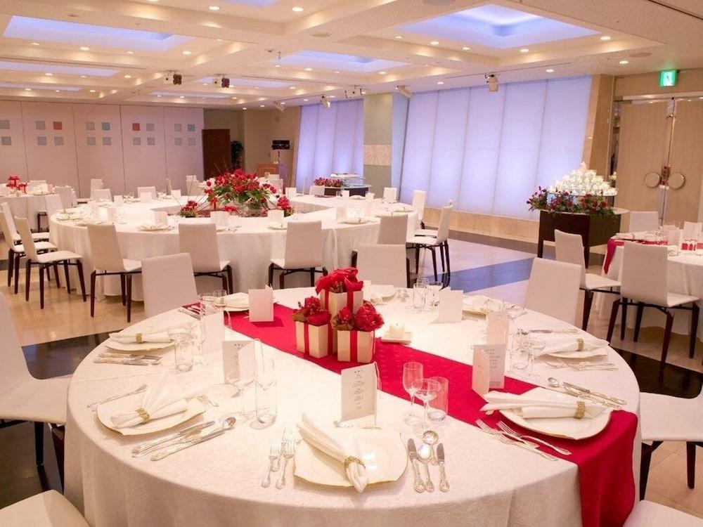 Hotel Granvia Wakayama Exterior photo A wedding reception